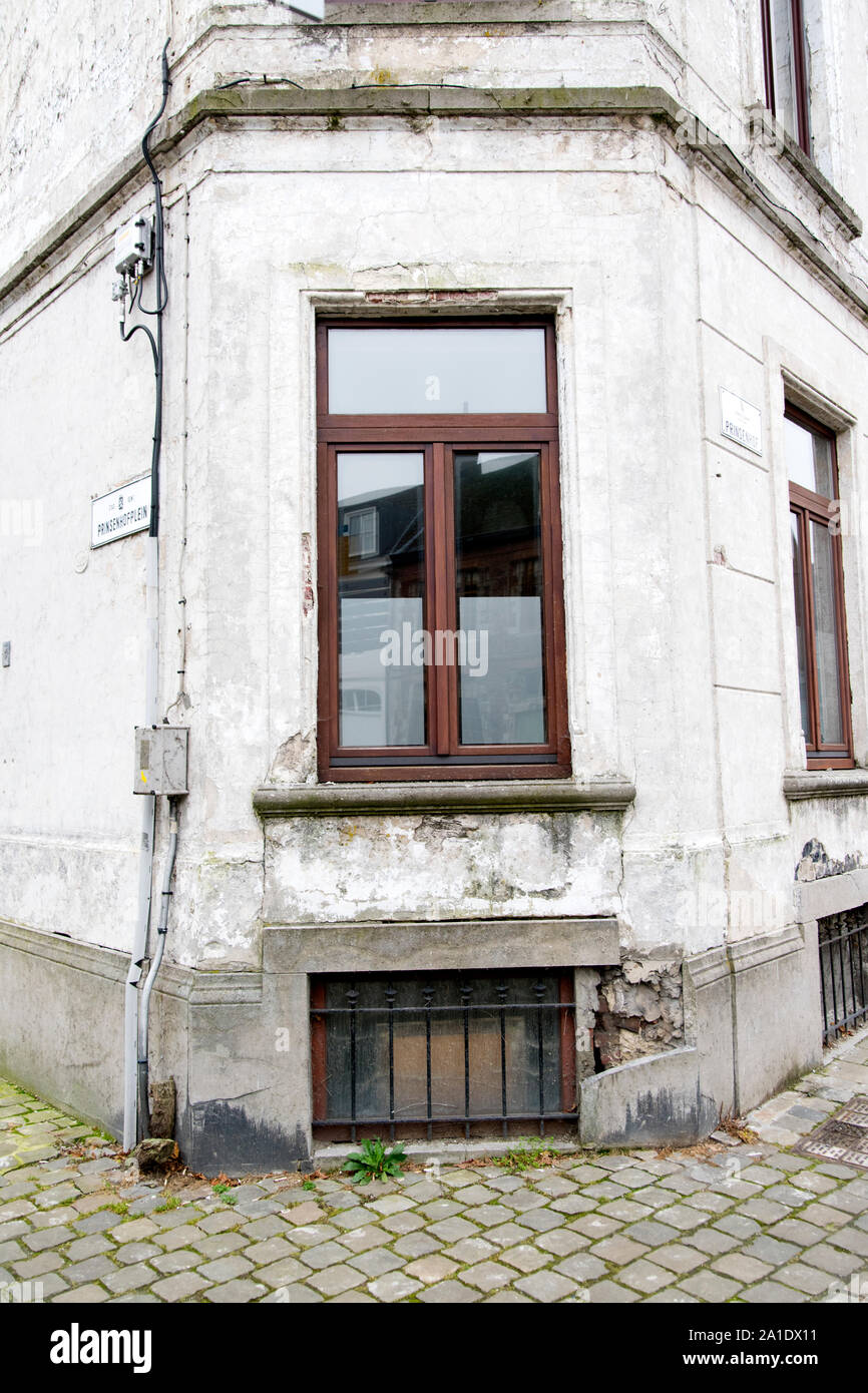 Façade d'un immeuble délabré dans le Prinsenhof près de Gand, Belgique. Banque D'Images