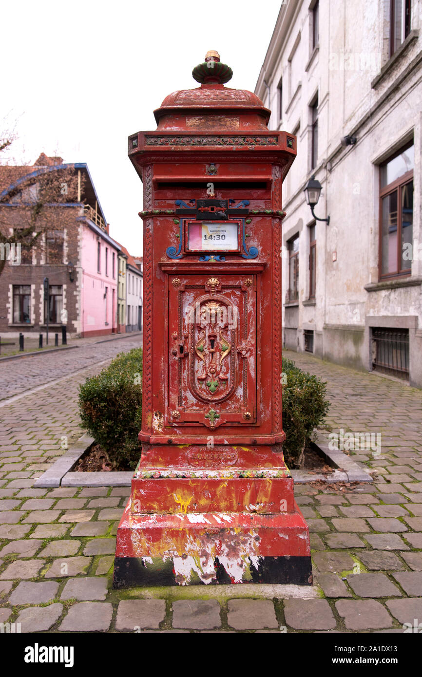 Un vieux post box dans le quartier Prinsenhof de Gand, Flandre orientale, Belgique. Banque D'Images