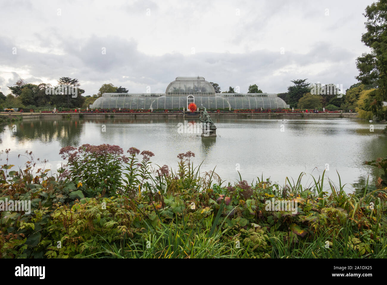 Le Palm House et le lac au Royal Botanic Gardens, Kew, Londres, UK Banque D'Images