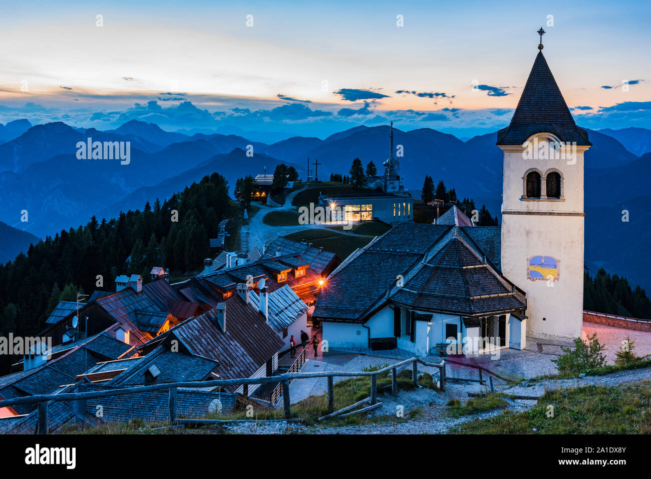 Crépuscule et de feux sur le mont Lussari dernière. Italie Banque D'Images