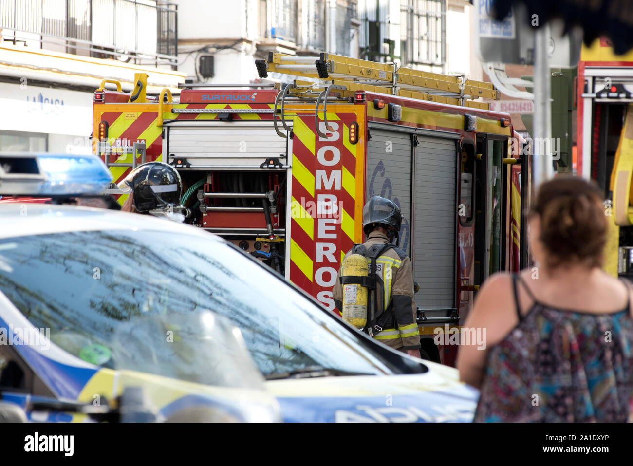 Montres Femme que les services d'urgence en cas d'incendie Appartement à Séville, capitale de l'Andalousie, espagne. Banque D'Images