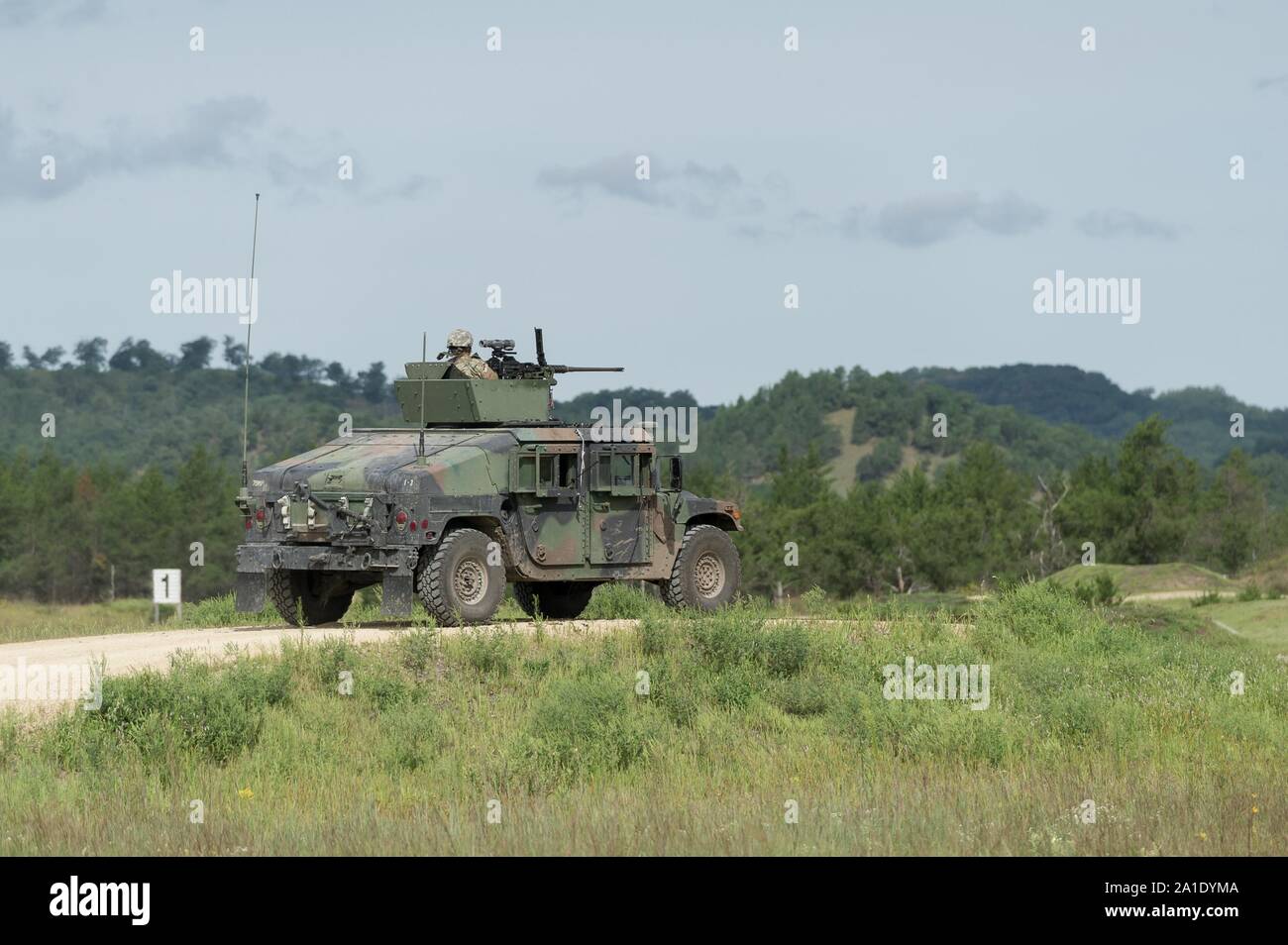 Avec les soldats du 300ème brigade de la Police militaire conduite de tir réel avec le M2 .50-août mitrailleuse de calibre 21, 2019, lors d'un tir de feu Fort McCoy, Wisconsin (Etats-Unis) La formation aide à garder dans l'unité de la police militaire compétent sur l'arme. Fort McCoy a 31 gammes de tir réel qui sont utilisés toute l'année par les membres en service de toutes les branches de l'armée. (U.S. Photo de l'armée par Russell Gamache, Fort McCoy Multimedia-Visual Bureau d'information.) Banque D'Images