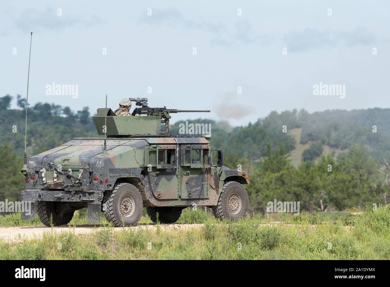 Avec les soldats du 300ème brigade de la Police militaire conduite de tir réel avec le M2 .50-août mitrailleuse de calibre 21, 2019, lors d'un tir de feu Fort McCoy, Wisconsin (Etats-Unis) La formation aide à garder dans l'unité de la police militaire compétent sur l'arme. Fort McCoy a 31 gammes de tir réel qui sont utilisés toute l'année par les membres en service de toutes les branches de l'armée. (U.S. Photo de l'armée par Russell Gamache, Fort McCoy Multimedia-Visual Bureau d'information.) Banque D'Images