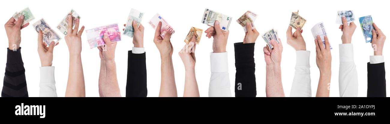 Panorama avec beaucoup de mains, en tenant les différentes monnaies Banque D'Images