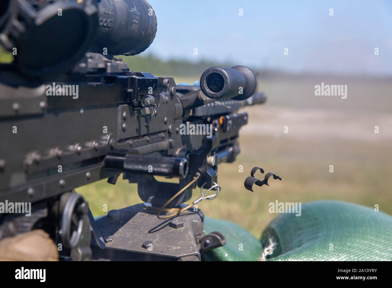 Un U.S. Marine avec 2e Bataillon, de l'application de la Loi II Marine Expeditionary Force Information Group, une mitrailleuse M240B au cours de la formation de familiarisation des armes au Camp Lejeune, en Caroline du Nord, le 19 septembre 2019. Le but de la formation est d'améliorer la précision des Marines, capacités de communication et les capacités de tir de suppression avec la M240B machine gun afin de se préparer pour les prochains exercices. (U.S. Marine Corps photo par le Cpl. Austin Livingston) Banque D'Images