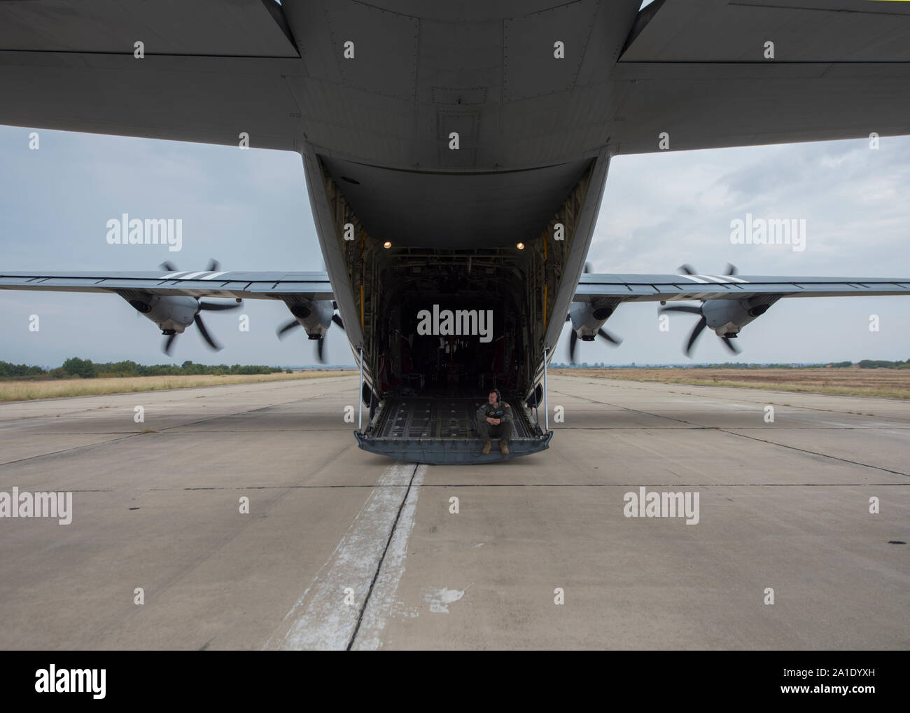 Les cadres supérieurs de l'US Air Force Airman Robert Hutton, arrimeur affecté au 37e Escadron de transport aérien, attend sur la rampe d'un C-130J Super Hercules pour le prochain chargement de cavaliers à Plovdiv, Bulgarie, le 24 septembre 2019. Le cours de chute libre militaire est l'un des axes essentiels de l'automne 2019 de Thrace. (U.S. Photo de l'Armée de l'air par le sergent. Kirsten Brandes) Banque D'Images