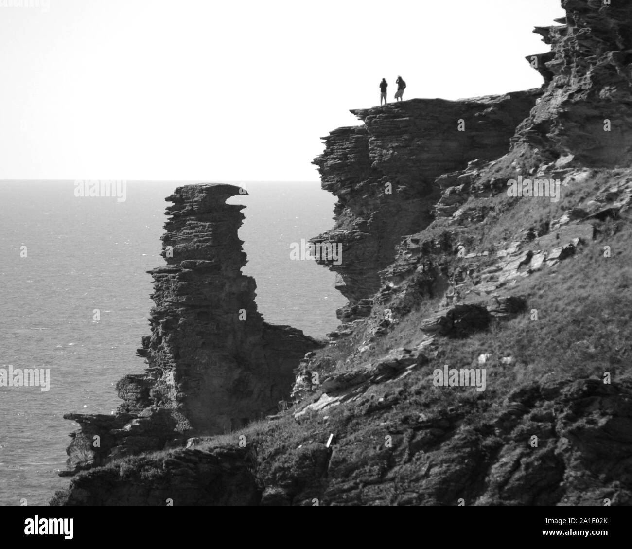 Visiteurs sur ruines de 13e siècle château de Tintagel à Pen Diu, Tintagel, Cornwall, UK. Banque D'Images