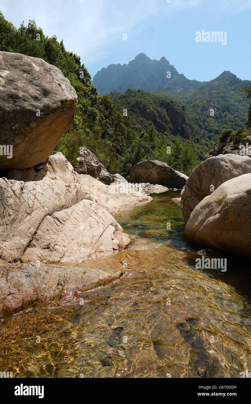 La vallée de Saint Christophe / Saint Christophe ruisseau de montagne Paysage et piscine naturelle gorges de Spelunca / gorges de Spelunca, Ota Corse France Banque D'Images