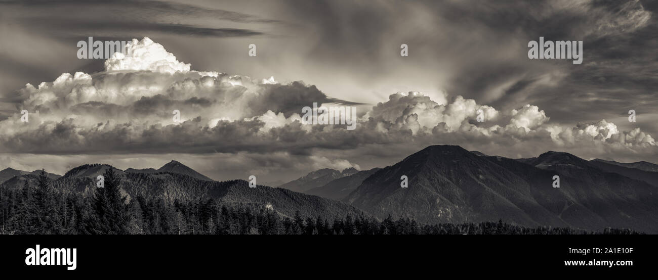 Panorama Blick zum Wallberg von der Neureuth in Schwarz Weiß am Tegernsee Banque D'Images
