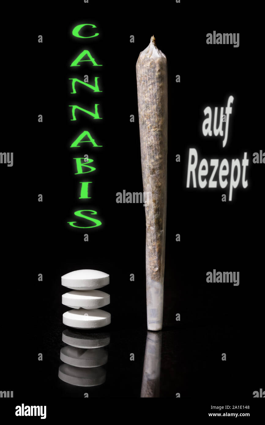 Jolly Cannabis et comprimés, nouvelle loi en Allemagne, texte allemand Le Cannabis auf Rezept, ce qui signifie une recette avec du cannabis Banque D'Images