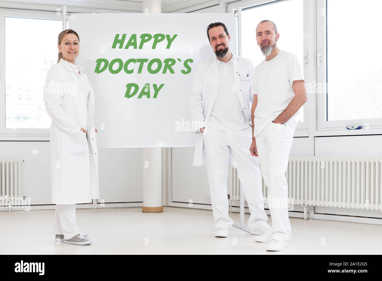 Le personnel de la médecine en face d'un tableau blanc avec le texte heureux jour du médecin Banque D'Images