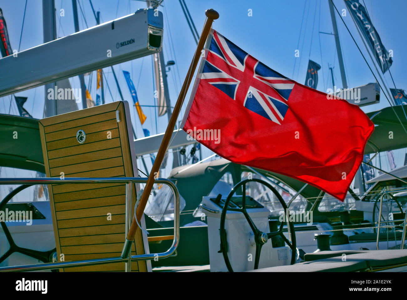 L'étoile rouge ou rouge Duster sur un bateau qui souffle dans la brise de mer Banque D'Images