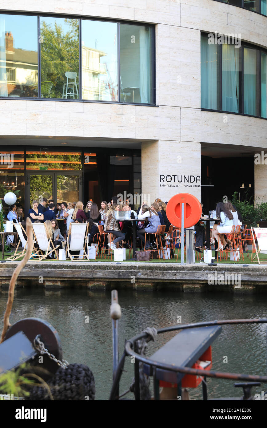 Travail à rotonde bar & restaurant à Kings Place sur le Regents Canal, à Kings Cross, London, UK Banque D'Images