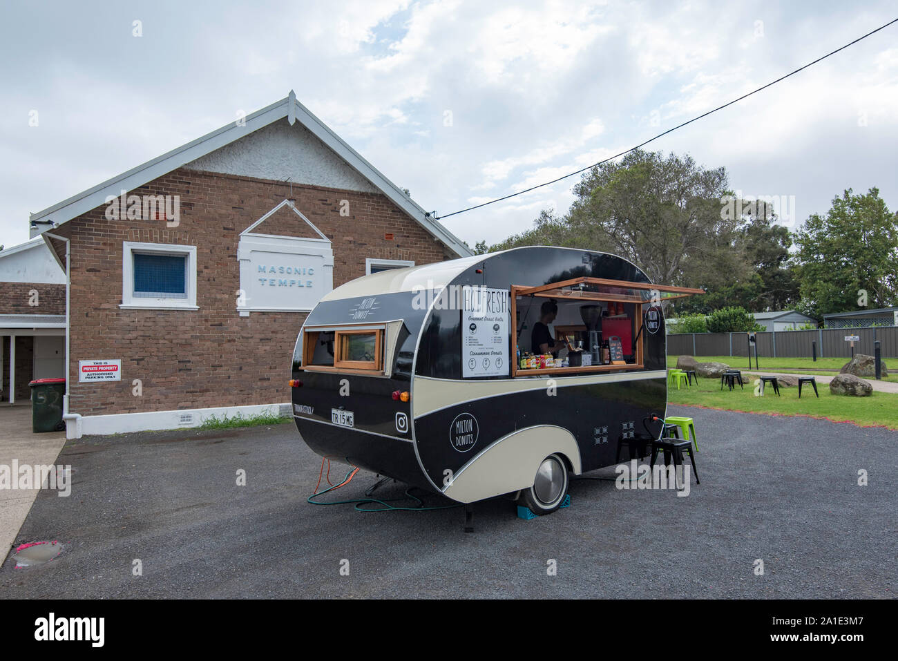 Café et beignes Milton van (nourriture caravan) stationné à l'avant de la Masonic hall à Milton sur la côte sud de la Nouvelle-Galles du Sud de l'Australie Banque D'Images