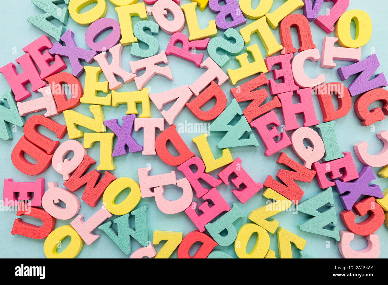 lettres-de-l-alphabet-de-couleur-banque-de-photographies-et-d-images