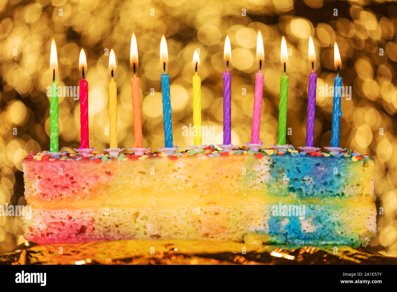 Bougies d'un coloré couleur de gâteau, en face d'un fond d'or étincelaient Banque D'Images