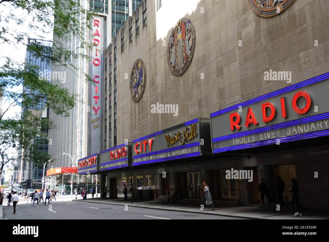 New York, USA. 13 Sep, 2019. Le Radio City Music Hall à Manhattan. Le Radio City Music Hall a été construit dans les années 1920 et ouvert en 1932. La salle de concert sur la 6e Avenue, entre les 50e et 51e rue est construit dans un style Art Déco avec beaucoup de verre, aluminium, chrome et ornements géométriques. Crédit : Alexandra Schuler/dpa/Alamy Live News Banque D'Images