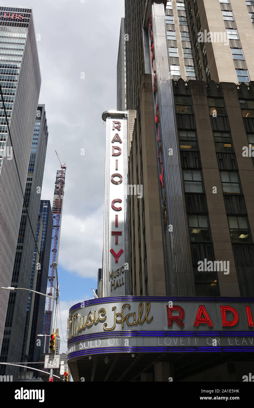 New York, USA. 13 Sep, 2019. Le Radio City Music Hall à Manhattan. Le Radio City Music Hall a été construit dans les années 1920 et ouvert en 1932. La salle de concert sur la 6e Avenue, entre les 50e et 51e rue est construit dans un style Art Déco avec beaucoup de verre, aluminium, chrome et ornements géométriques. Crédit : Alexandra Schuler/dpa/Alamy Live News Banque D'Images