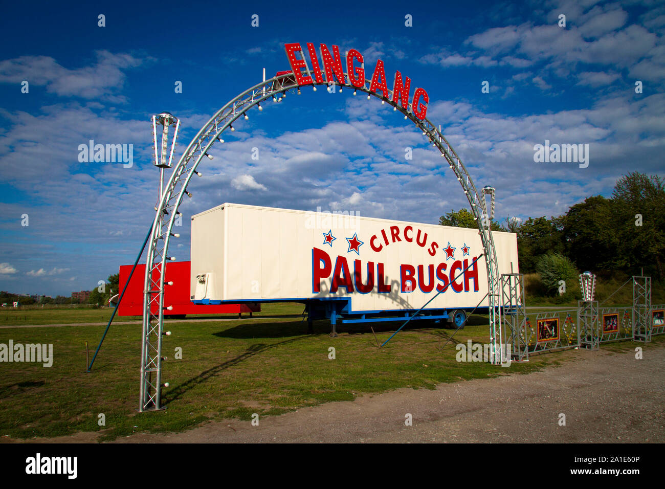 Dans la voiture de cirque prairies du Rhin près de Wesel, Rhénanie du Nord-Westphalie, Allemagne. Dans Zirkuswagen den Rheinauen bei Wesel, Nordrhein-Westfalen, Deutschland Banque D'Images