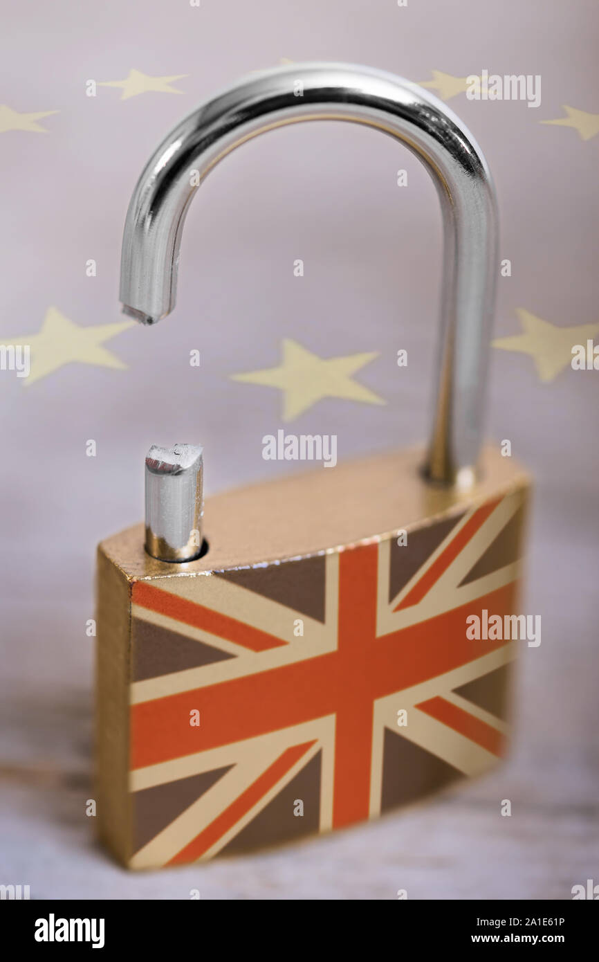 Cadenas avec pavillon de l'uk est débloqué, en face de drapeau européen, concept brexit Banque D'Images