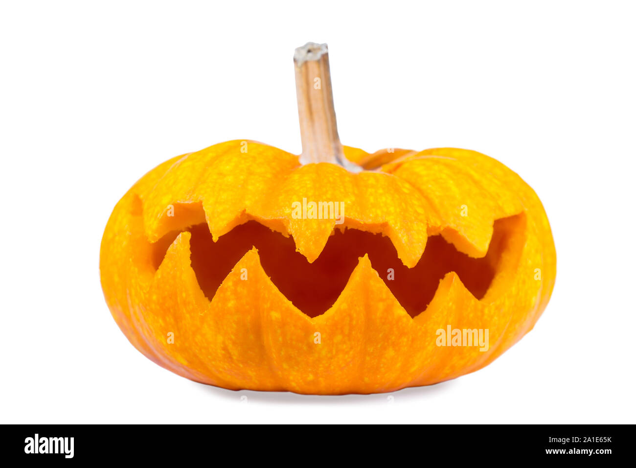 Un Spooky Halloween citrouille, isolé en face de white Banque D'Images