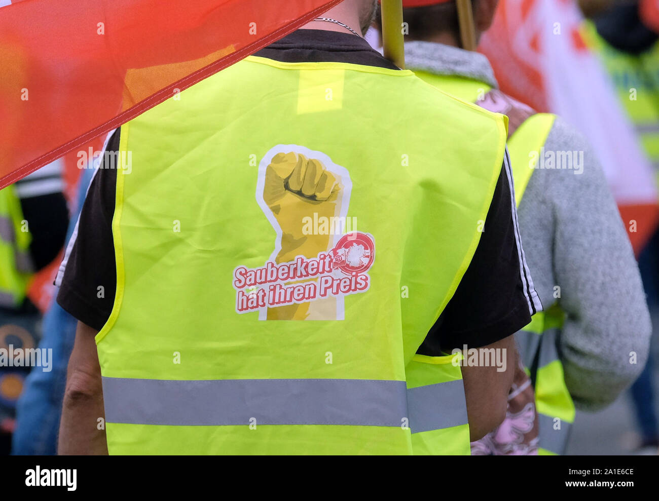 Leipzig, Allemagne. 26 Sep, 2019. Un participant d'une manifestation porte un gilet réfléchissant avec l'inscription 'la propreté a son prix". Plus de 500 employés de l'industrie du nettoyage en Saxe, Saxe-Anhalt et Thuringe cadre exigé les accords salariaux et primes de Noël. Credit : Sebastian Willnow/dpa-Zentralbild/dpa/Alamy Live News Banque D'Images