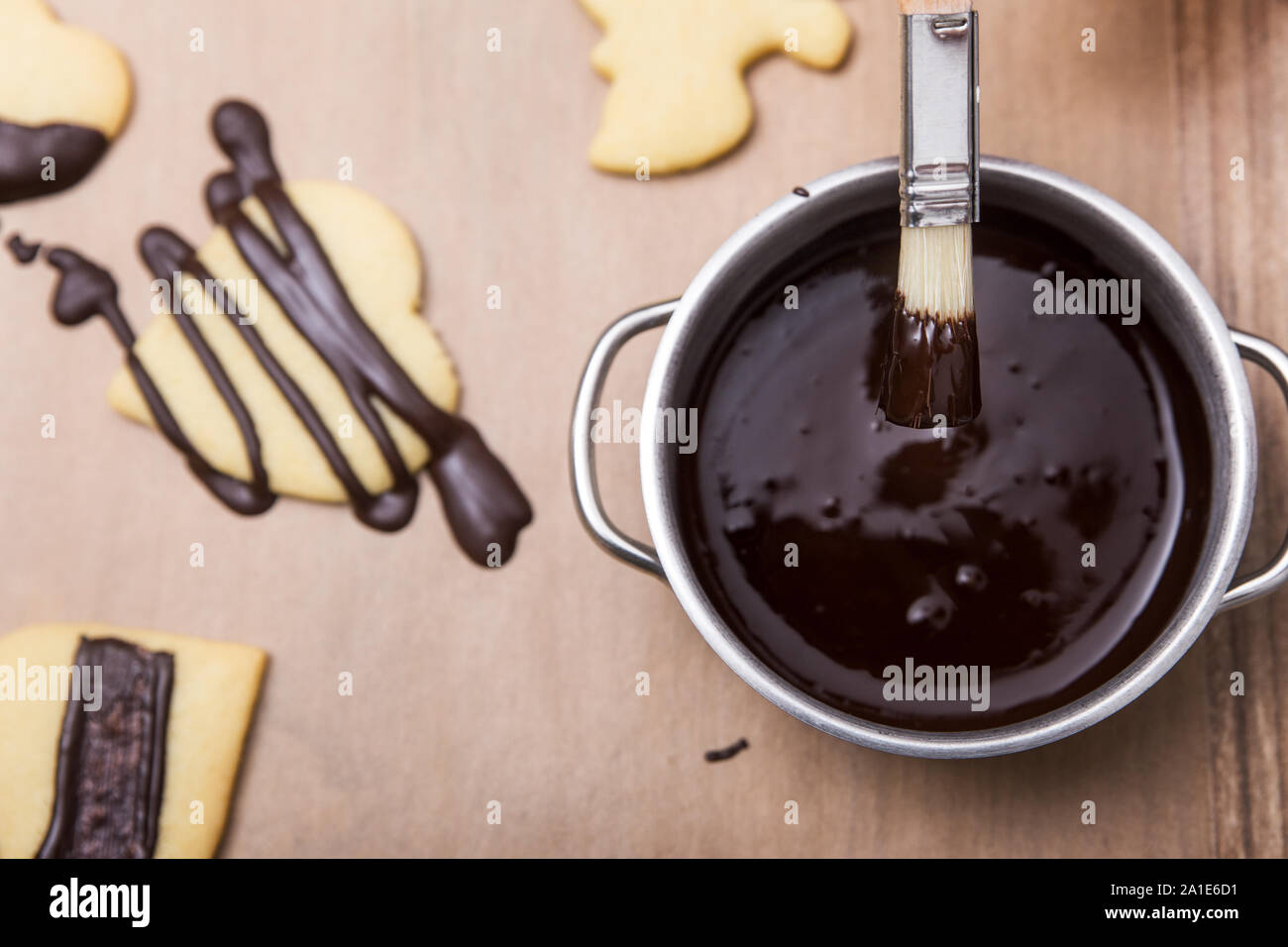 Flatlay, pot avec du chocolat liquide montagneux, les cookies ou biscuits, décoration douce concept Banque D'Images