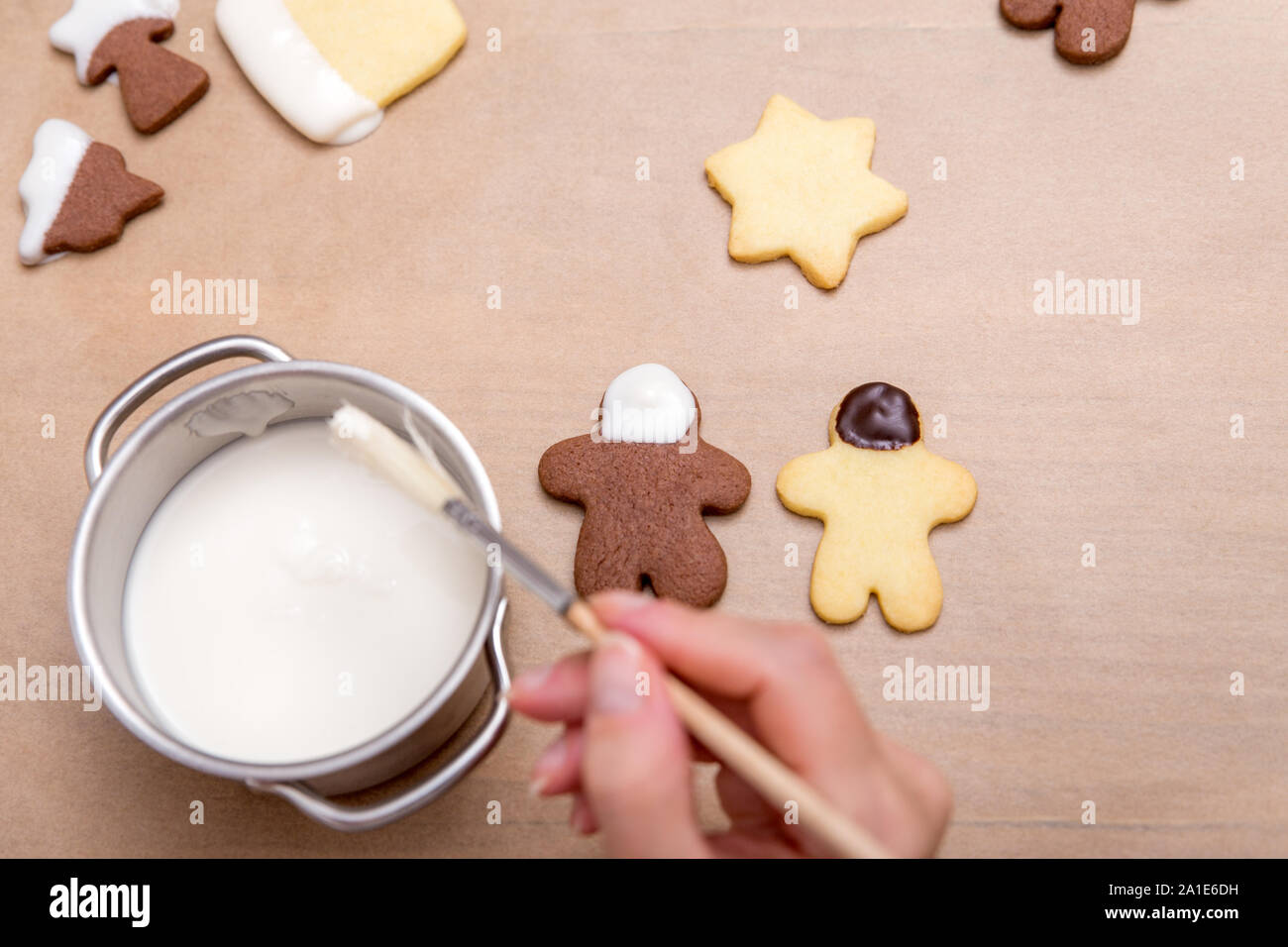 Femme est brun et blanc décoration cookies au chocolat blanc, concept boulangerie sucré Banque D'Images
