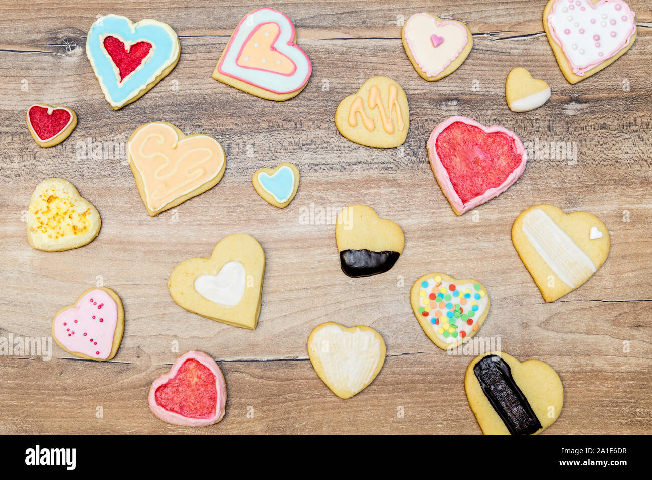 Coeur coloré cookies décorés de glaçage glaçage royal et concept, l'amour et de noël Banque D'Images