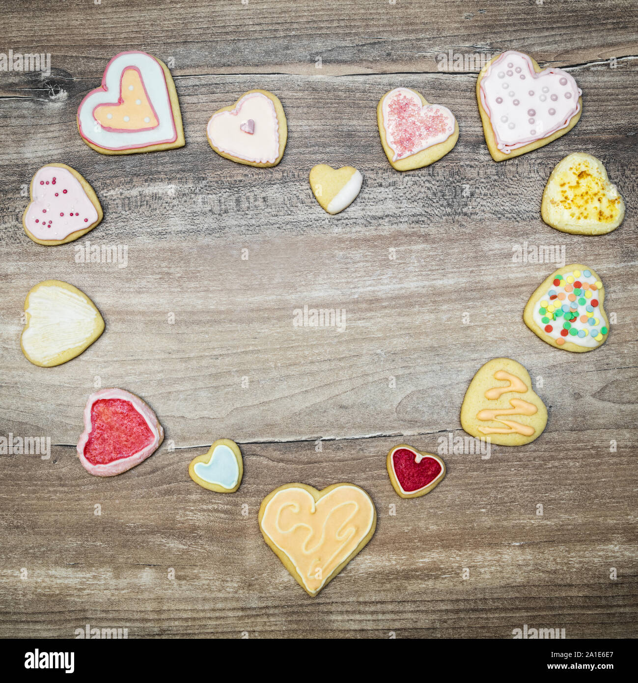 Coeur des cookies avec une forme de coeur sur table en bois, concept de l'amour et de boulangerie sucrés Banque D'Images