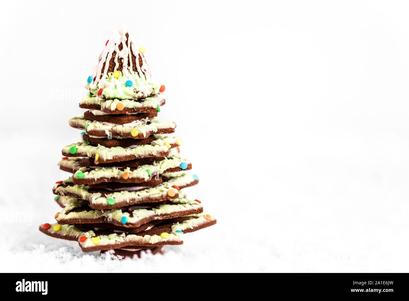 Arbre de Noël avec des cookies au chocolat et décoration sur blanc et copyspace Banque D'Images