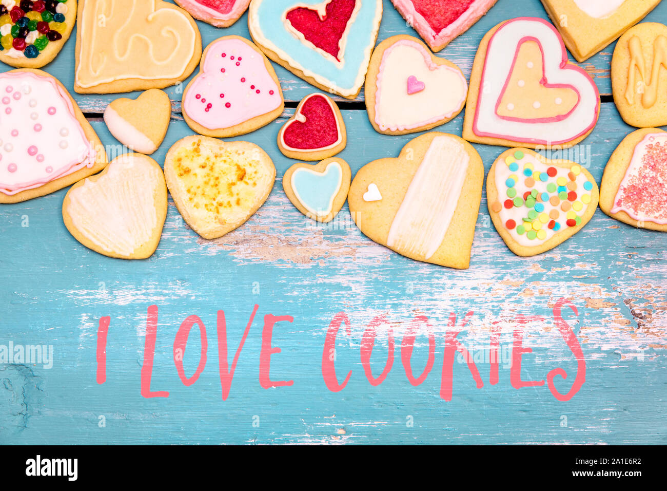 Les cookies en forme de coeur avec le glaçage et le glaçage royal, texte anglais J'aime les cookies Banque D'Images