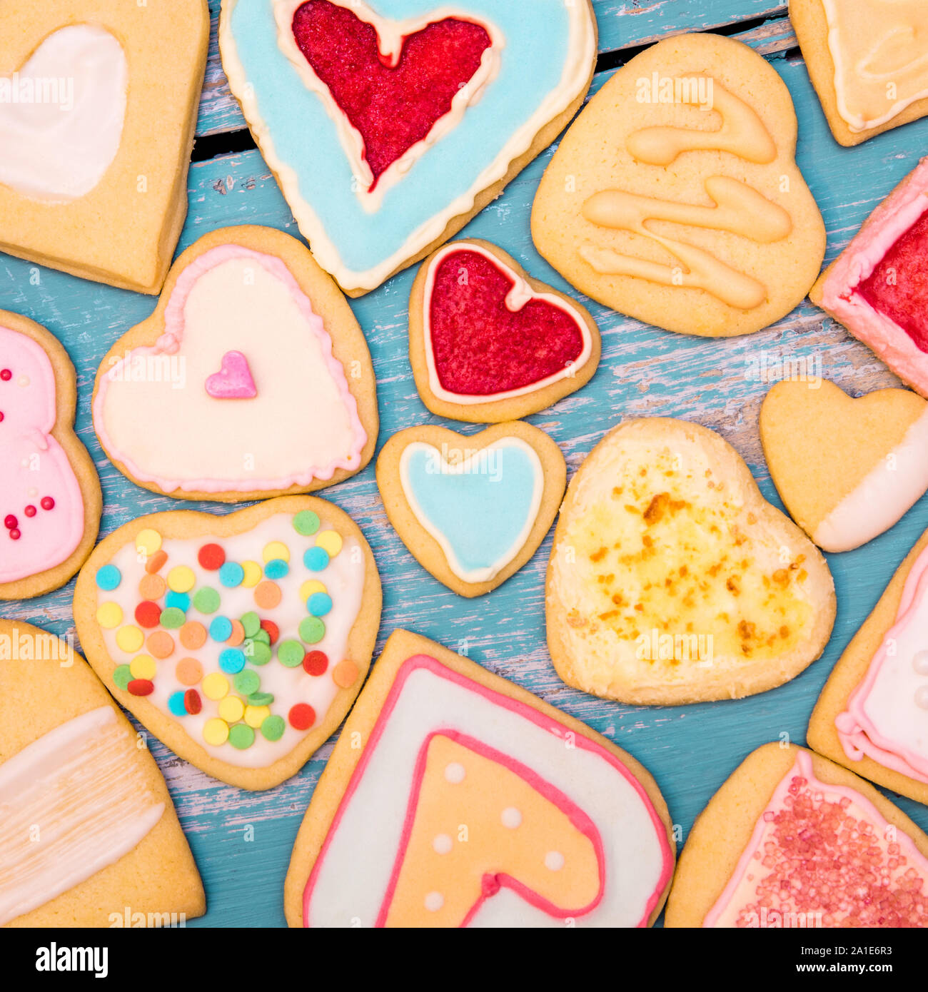 Sweet heart shape cookies avec glaçage et dekoration, carte pour la Saint Valentin ou Motherday Banque D'Images