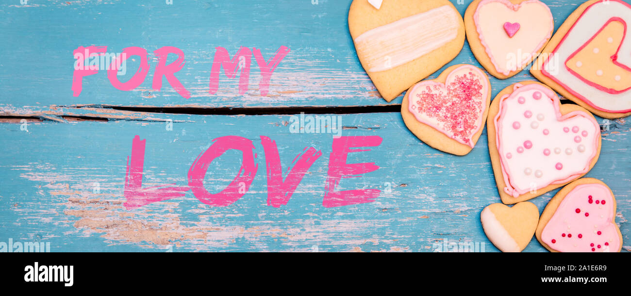 Forme de coeur rose, Panorama des cookies sur table en bois bleu, texte pour mon amour Banque D'Images
