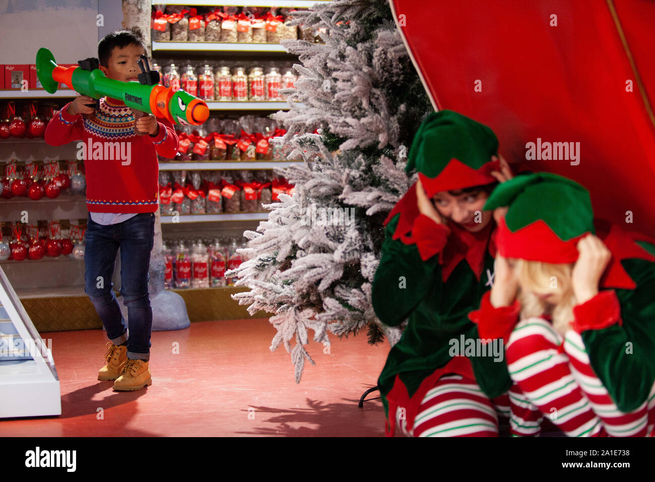 Quelques enfants chanceux a obtenu un voyage à Hamleys pour le lancement de leur 10 jouets pour Noël sur Regent Street. Ici James, 6 ans, traque les quelques elfes avec un pistolet Nerf Fortnite RL qui tire des balles en mousse. Banque D'Images