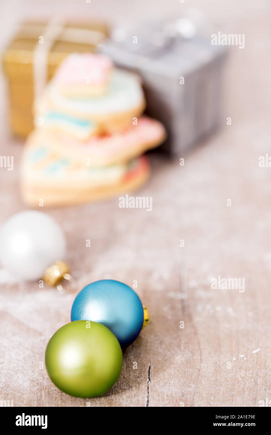 Boules de Noël, coffrets cadeaux et des biscuits sur la table en bois, cartes de vœux Banque D'Images