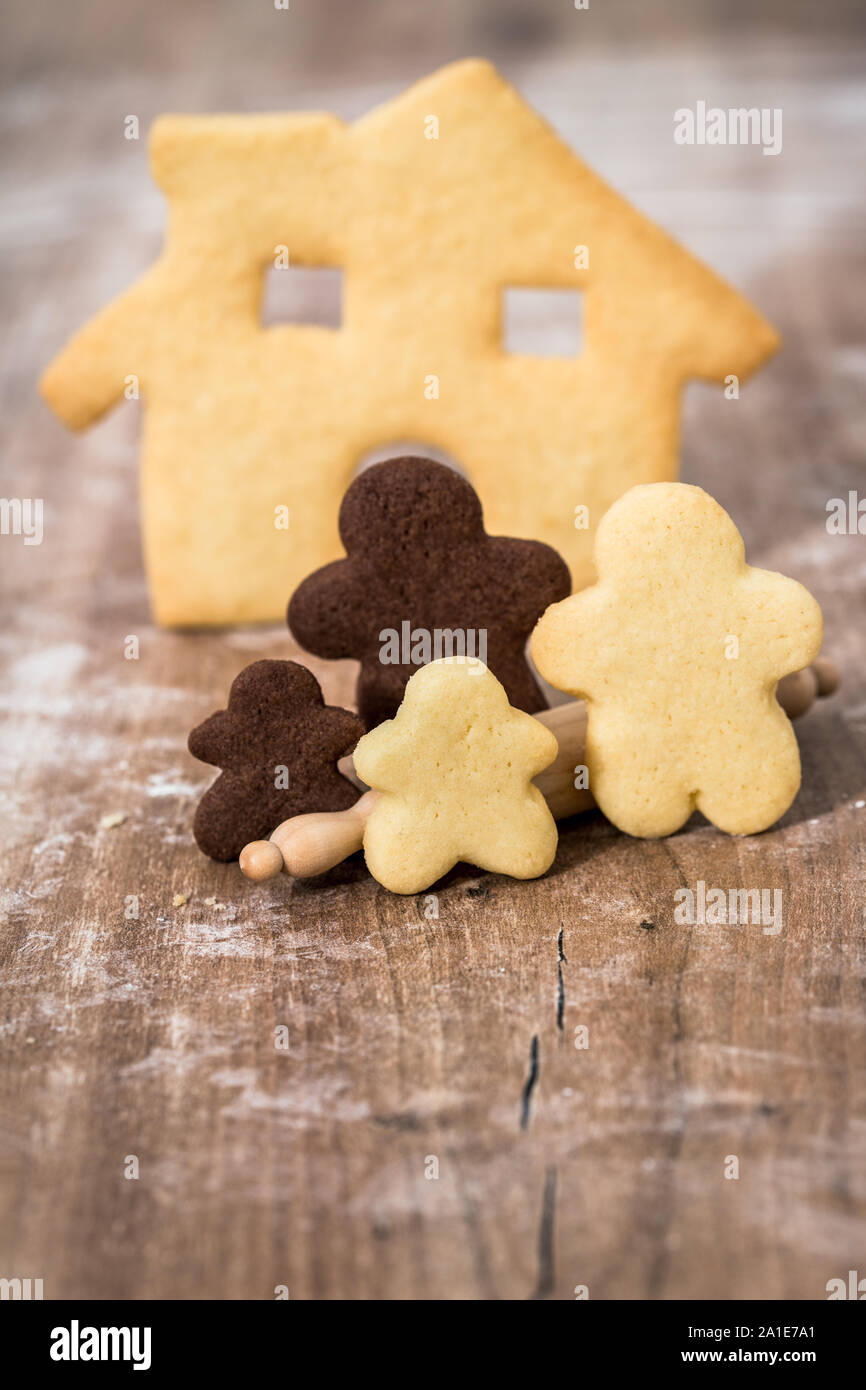 Famille et Homestead cookies, concept de l'amitié internationale et de la cohabitation, fond de bois Banque D'Images