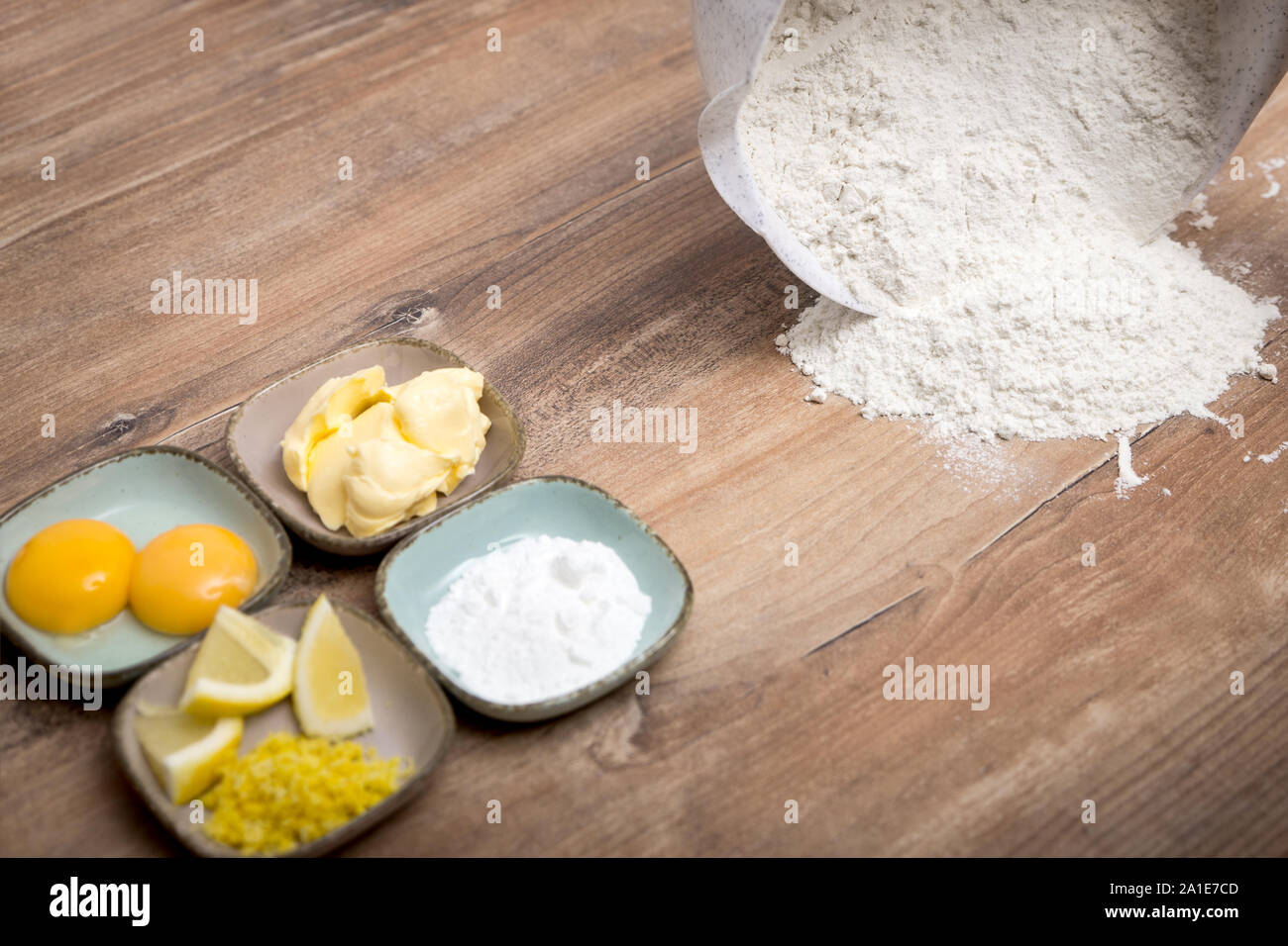 Ingrédients pour un gâteau fait maison ou de pâte à biscuits, la farine sur la table en bois Banque D'Images