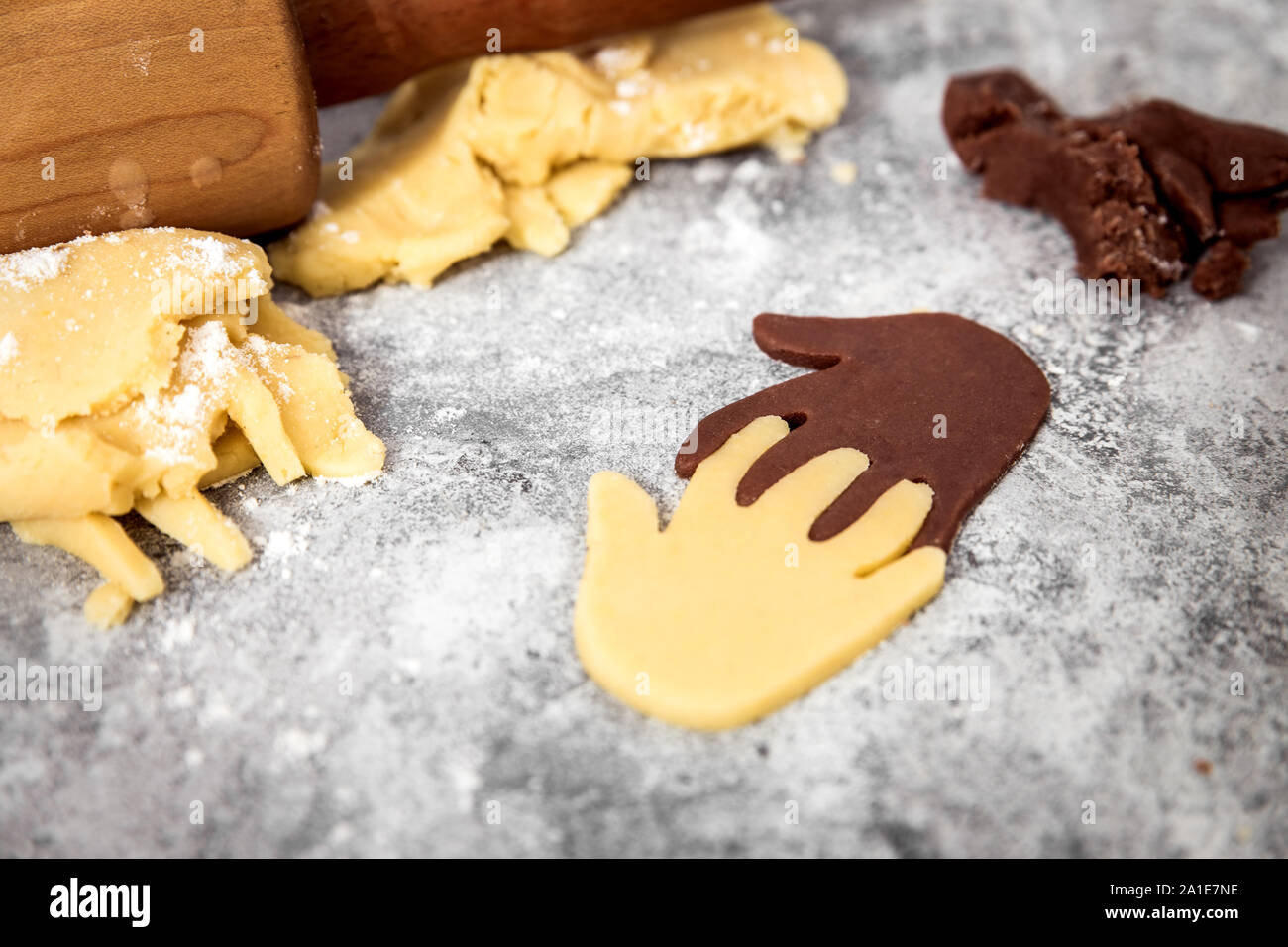 La pâte à biscuit blanc et noir, découpe les mains, l'amitié et de l'intégration interculturelle concept Banque D'Images