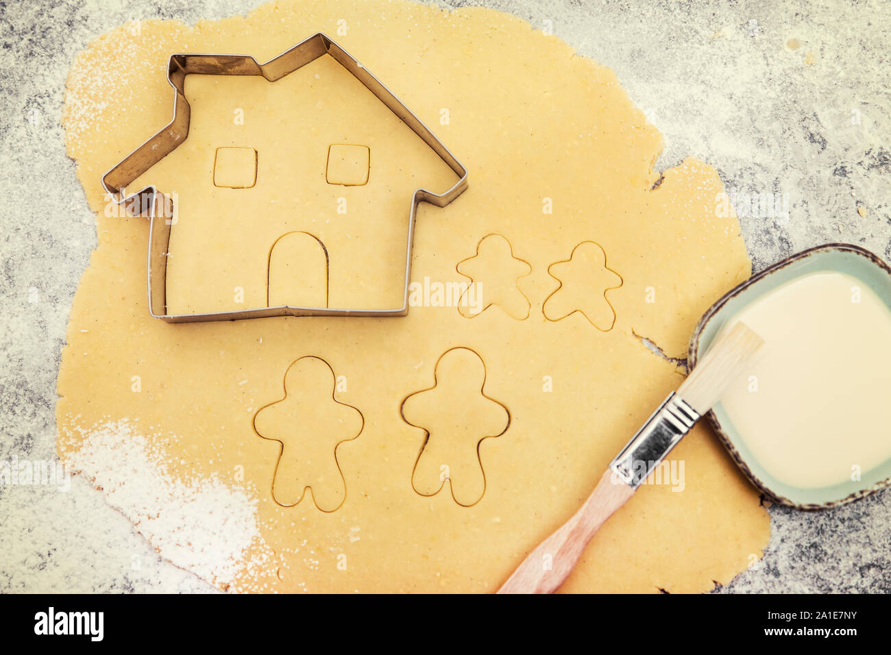 La pâte à biscuits et cutter, de la famille et de la maison, découpe et cuisson planification concept une famille Banque D'Images