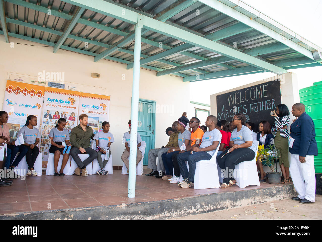 Le duc de Sussex (quatrième à gauche) participe à un exercice de mise en confiance avec des jeunes au cours d'une visite au poste de santé de Kasane, géré par l'Sentebale charité, en Kasane, Botswana. Banque D'Images