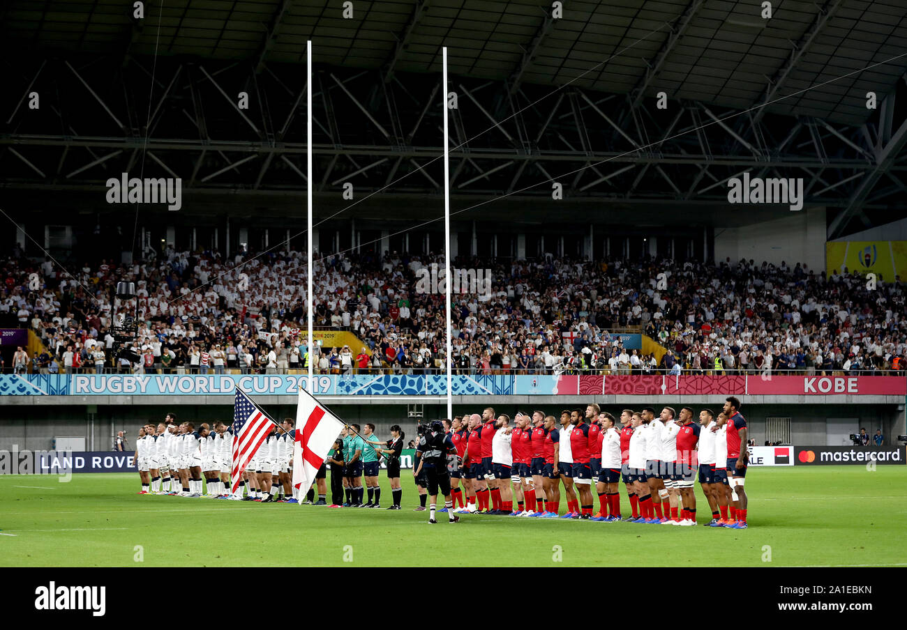 Une vue générale en tant que les deux équipes se tenir pour l'hymne national lors de la Coupe du Monde de Rugby 2019 match au stade de Kobe au Japon, Misaki. Banque D'Images