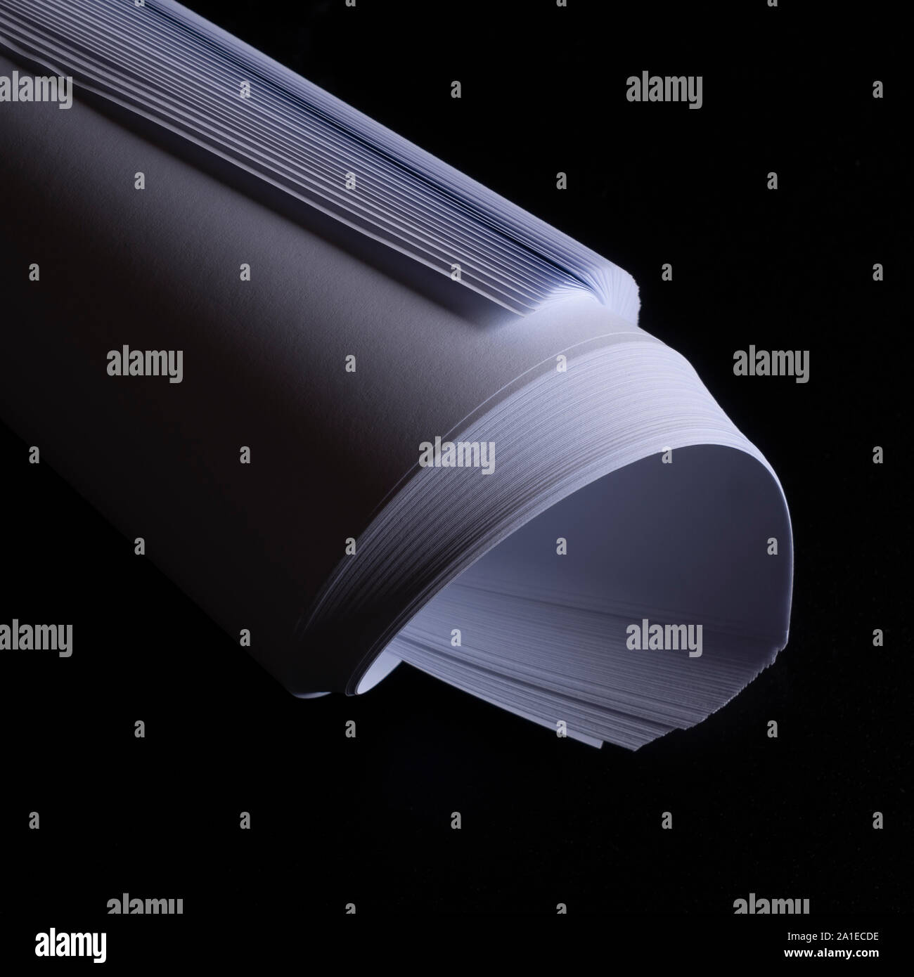 Quelques draps blancs sur fond noir Banque D'Images