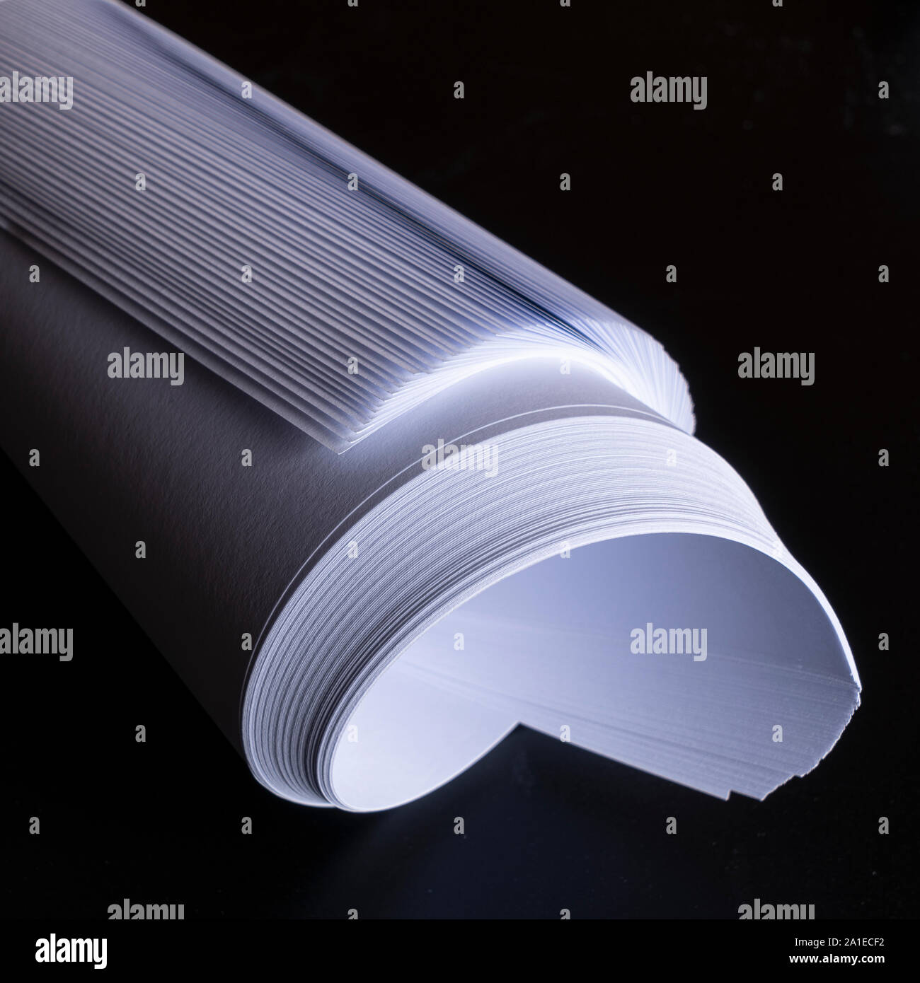 Quelques draps blancs sur fond noir Banque D'Images