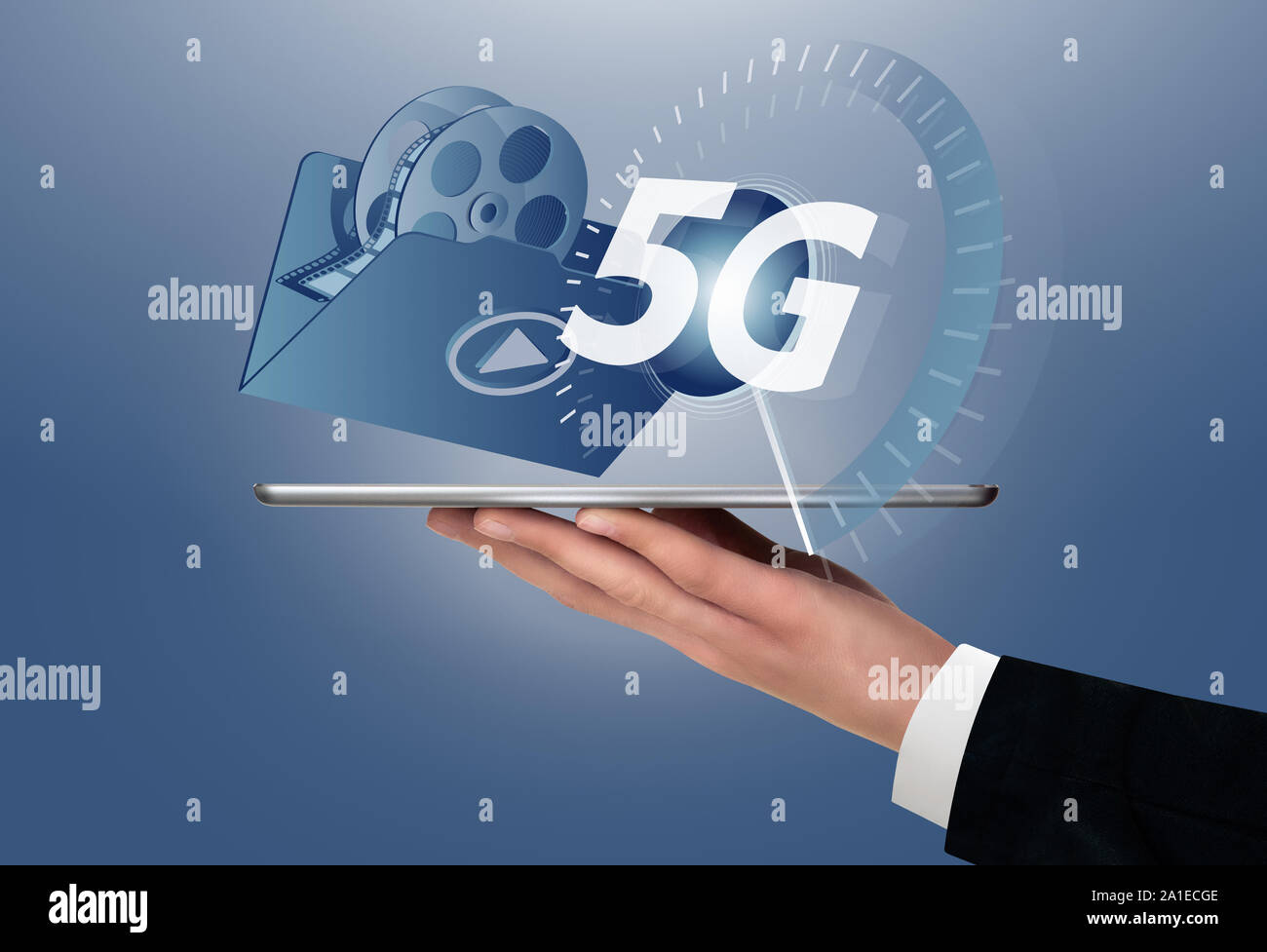 Homme tenant une tablette numérique avec symbole de 5G connexion réseau. Banque D'Images