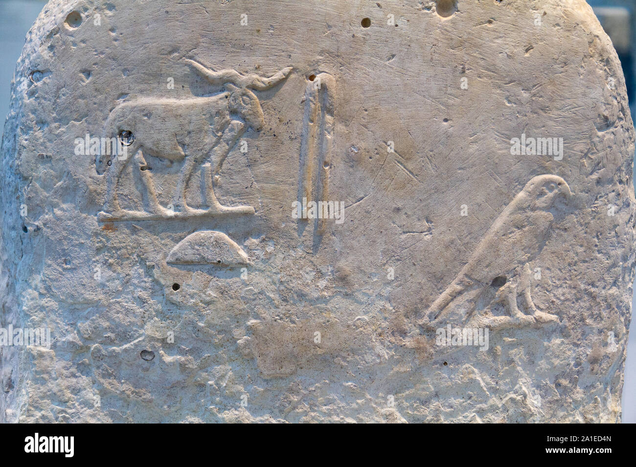 La stèle funéraire avec des inscriptions hiéroglyphiques. Environ 3000BC. La pierre calcaire. D'Abydos, en Égypte. Musée du Louvre à Lens, France. Banque D'Images