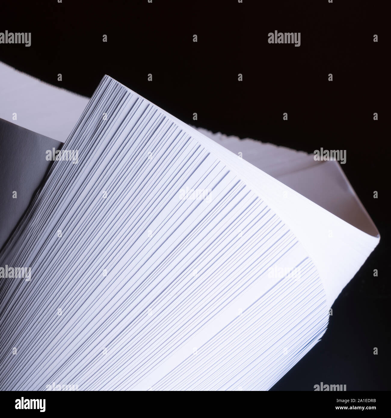 Quelques draps blancs sur fond noir Banque D'Images