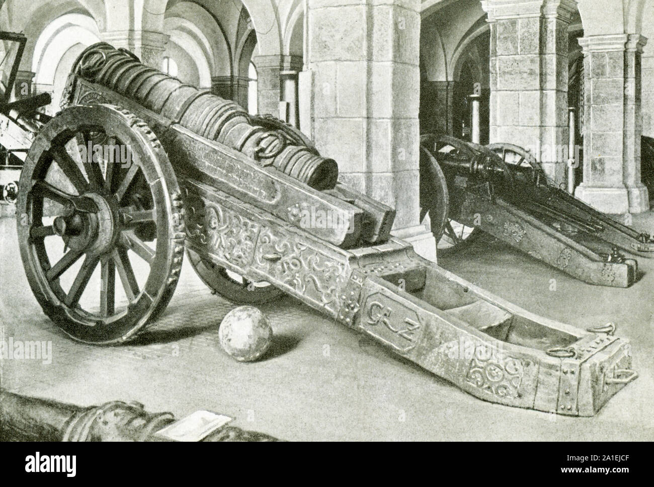 Montré ici sont cannon sur roues qui date de la fin des années 1300. Banque D'Images
