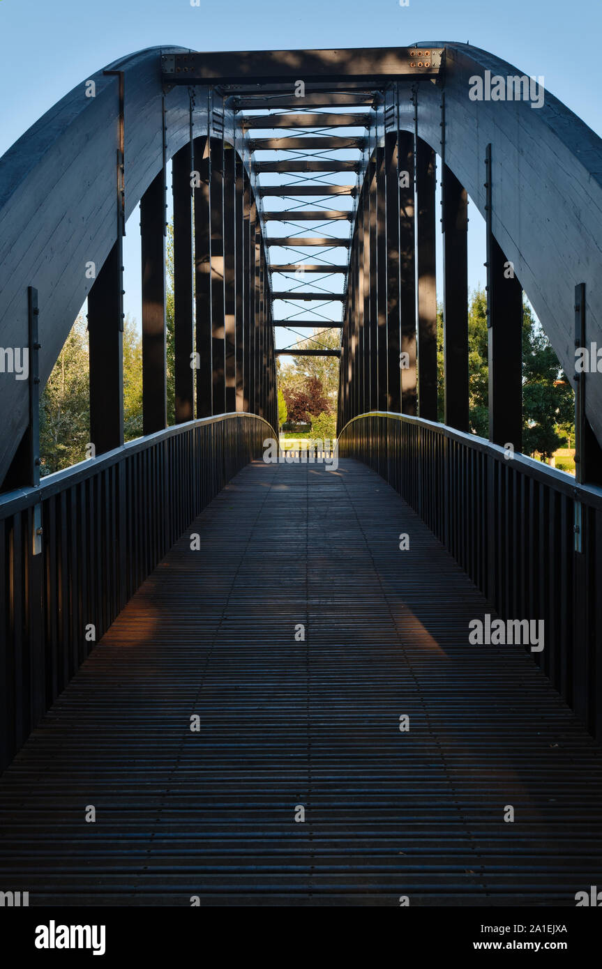 Pont en bois pour piétons dans la ville jardin de Serta. Portugal Banque D'Images