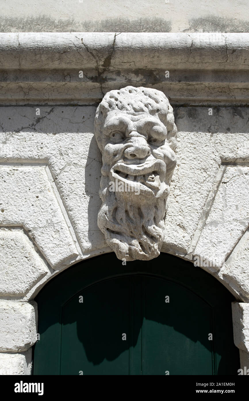 Masque décoratif sur une porte Banque D'Images